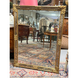 Grand miroir doré de forme rectangulaire