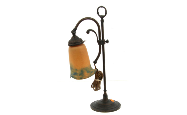 Lampe de bureau avec abat-jour en verre 