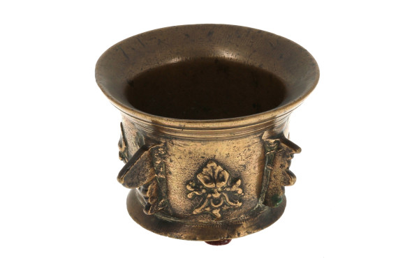 Mortier en bronze à décor de mascarons, 