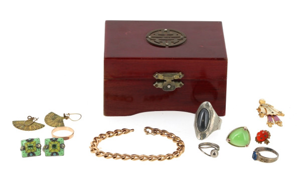 Coffret chinois et petit lot de bijoux f