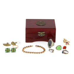 Coffret chinois et petit lot de bijoux f