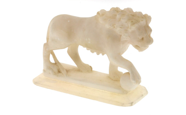 LION - Sujet en albâtre représentant un 