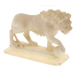 LION - Sujet en albâtre représentant un 