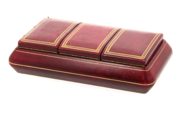 Coffret à bijoux en cuir rouge frappée o