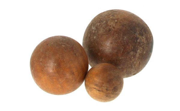 3 boules en bois de différents diamètres