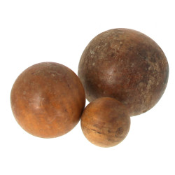 3 boules en bois de différents diamètres