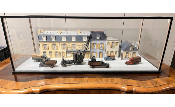 QUIMPER - Diorama sous vitrine en verre 