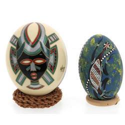 Oeuf d'autruche à décor peint d'un masqu