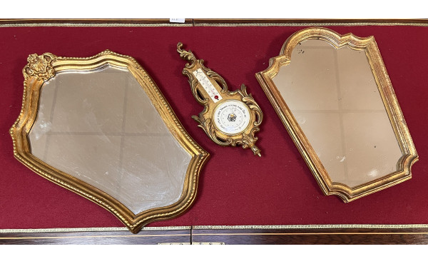 Deux petits miroirs à encadrements dorés