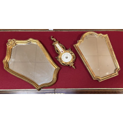 Deux petits miroirs à encadrements dorés