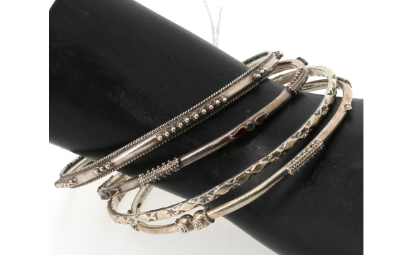 4 bracelets joncs en argent, poids 37,30