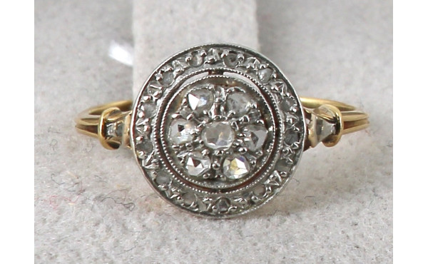 Bague ancienne deux ors 18 cts sertie de