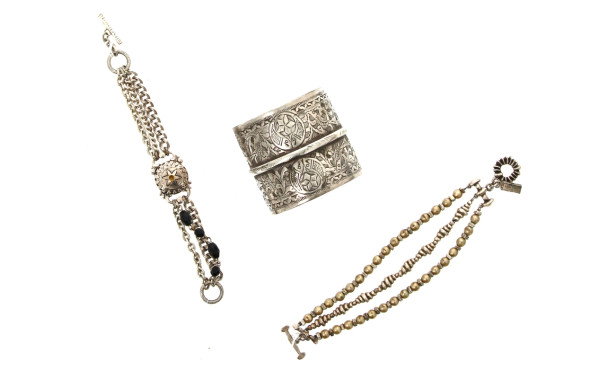 Bracelet manchette en métal travaillé, r