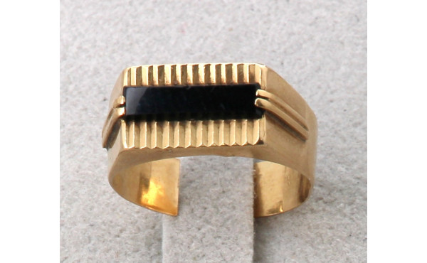 Chevalière coupée en or et onyx, poids b