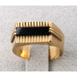 Chevalière coupée en or et onyx, poids b