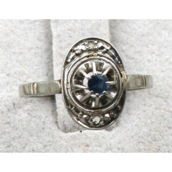 Petite bague ancienne sertie d'un petit 