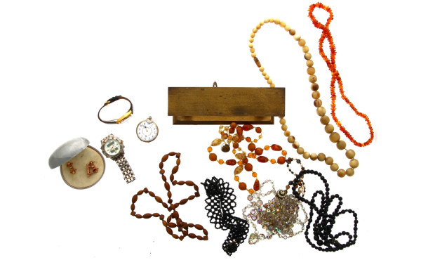 Lot de bijoux fantaisie dont colliers et