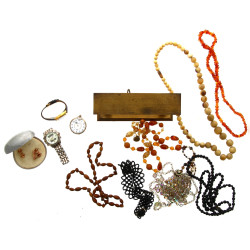 Lot de bijoux fantaisie dont colliers et