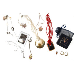 Lot de bijoux fantaisie comprenant 2 col