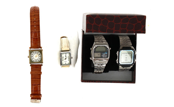 Lot de 4 montres bracelet : 2 montres fe