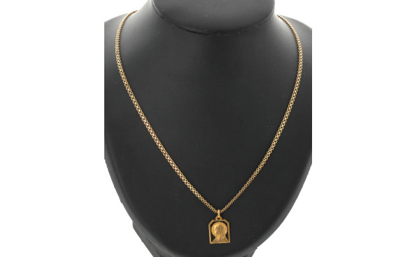 Longue chaîne en plaqué or et une médail