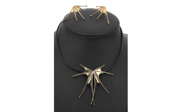 Parure moderniste en métal comprenant un