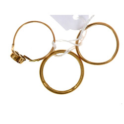 Deux alliances en or jaune et une bague 