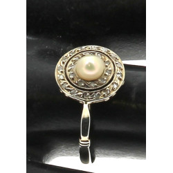 Bague ancienne en or gris, sertie d'une 