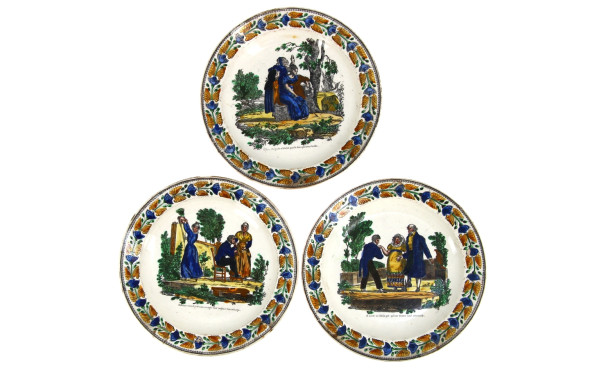 Trois assiettes parlantes en faïence fin