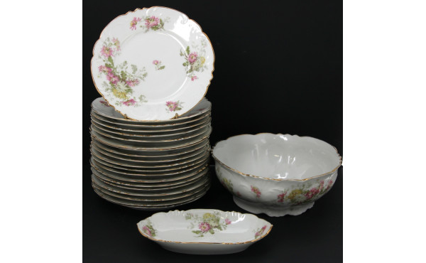 Service de table ancien en porcelaine à 