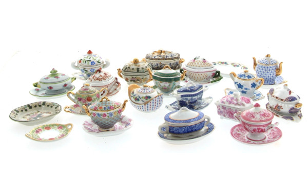 Collection de soupières miniatures en po