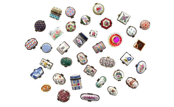 Collection de petites boîtes en porcelai