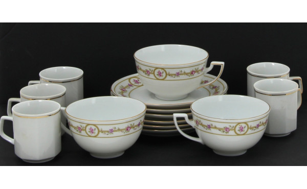 5 tasses et 5 sous-tasses en porcelaine 