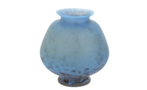 Vase boule en verre bleu moucheté brun, 