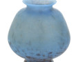 Vase boule en verre bleu moucheté brun, 