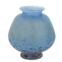 Vase boule en verre bleu moucheté brun, 