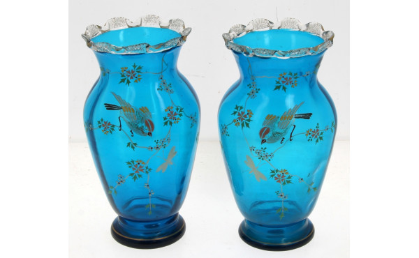 Paire de vases en verre bleu émaillé d'o