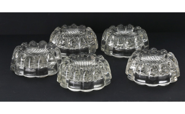 Cinq pieds de piano en verre moulé