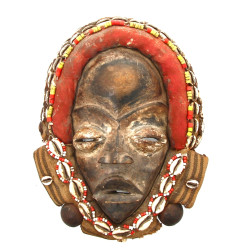 Masque à grelots DAN agrémenté de caurie