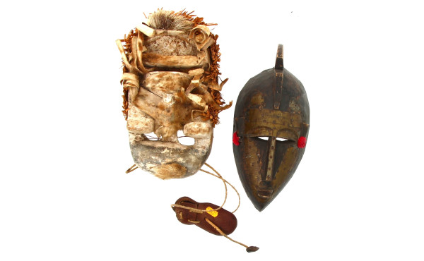 Lot de 2 masques africains en bois, méta