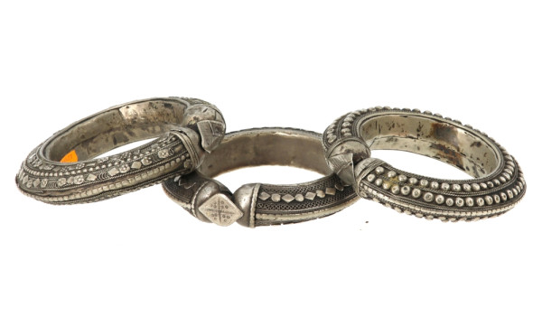 Lot de 3 bracelet en aliage provenance J