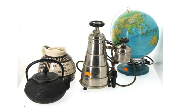 Lot comprenant une théière en fonte : un