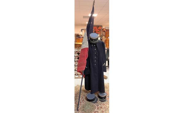 Manteau et 3 képis anciens de la gendarm