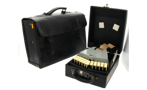 Sacoche ancienne d'artisan en cuir noir 