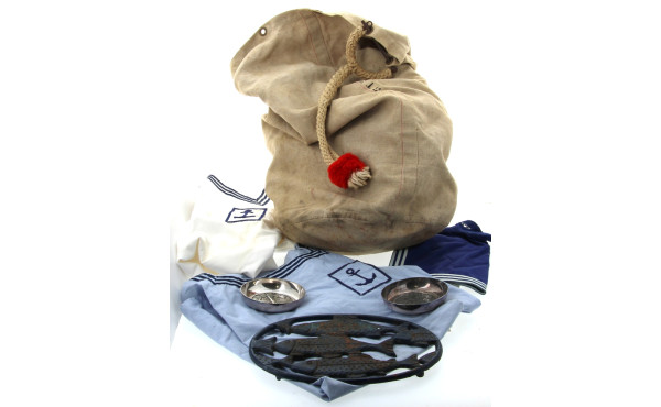 Lot d'éléments d'uniforme de marin de la