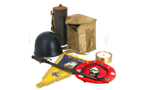 Lot d'éléments d'uniformes de soldat, ce