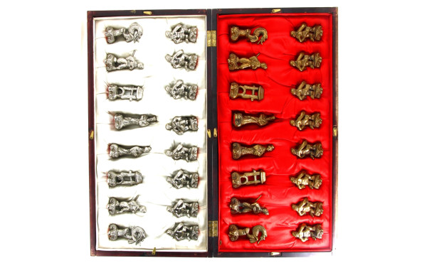 Jeu d'échec dans un coffret en bois garn