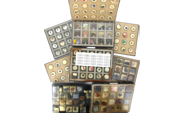 COLLECTION DE MINERAUX en 10 coffrets, c
