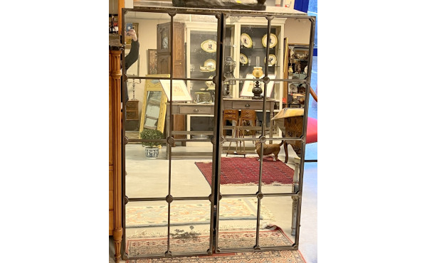 Paire de miroirs en métal à croisillons 