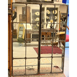 Paire de miroirs en métal à croisillons 